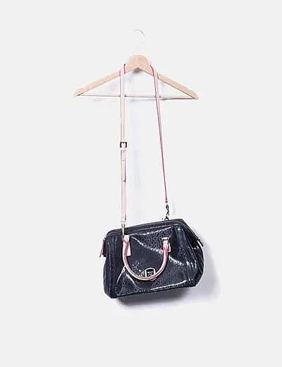 Guess Bolso negro asas y  correa beige
