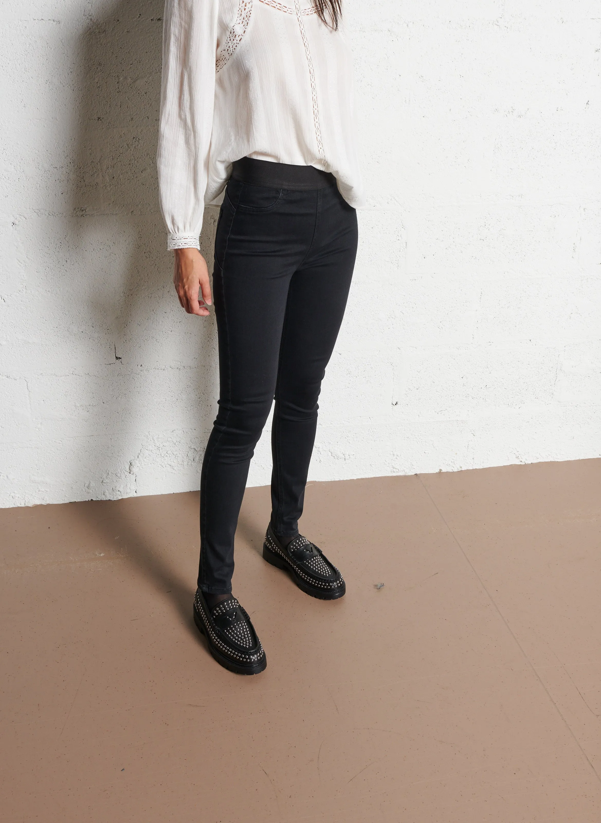 IKKS Pantalón chino slim de talle alto en negro