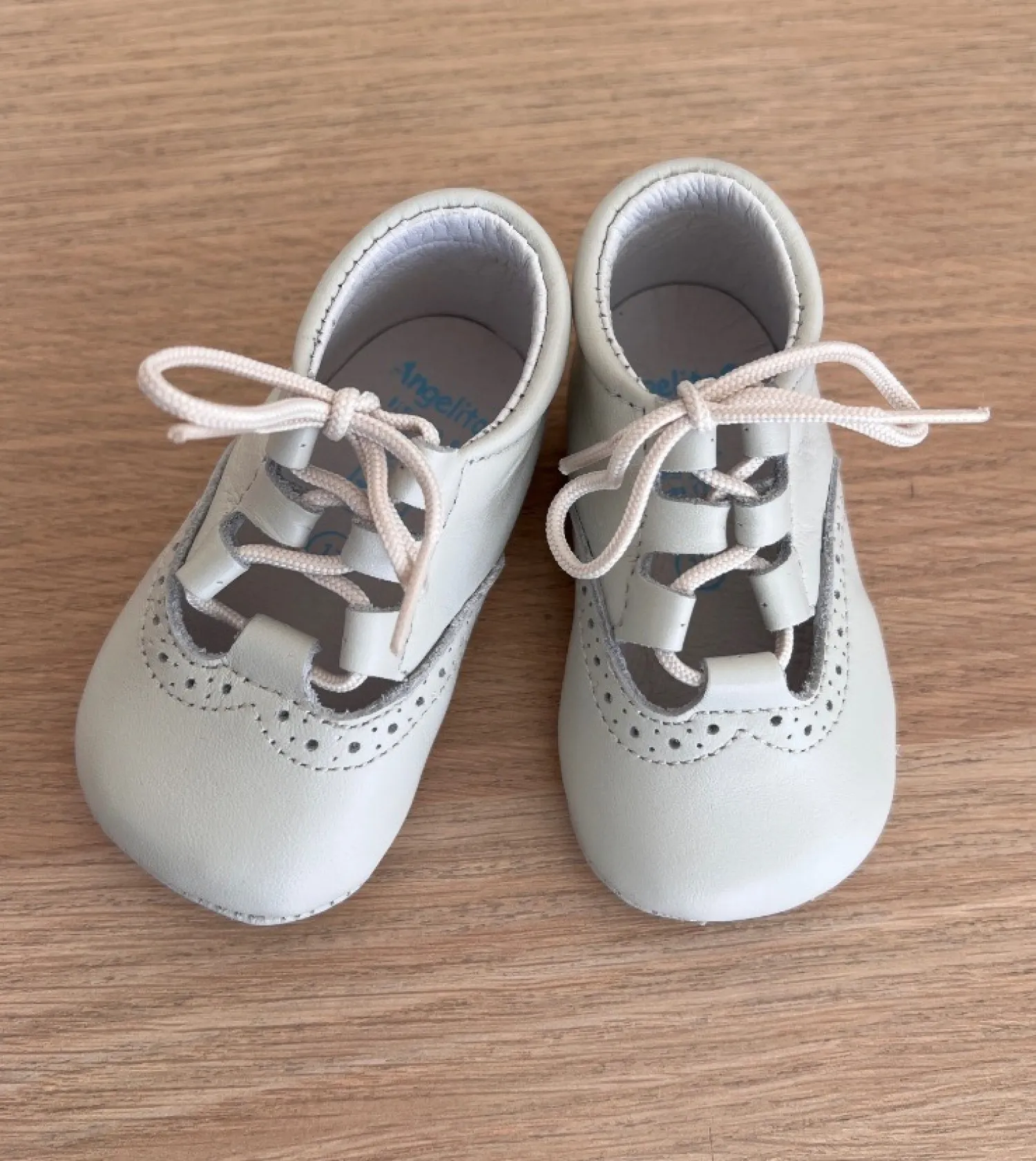 Inglesito para niño color beige. Bautizo o vestir