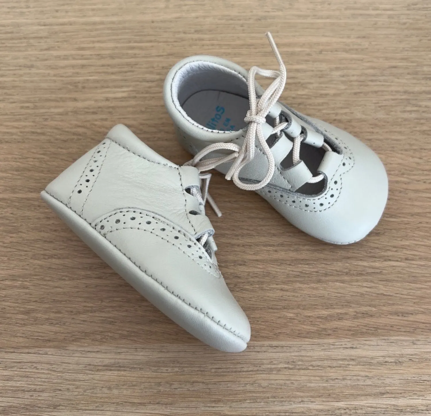 Inglesito para niño color beige. Bautizo o vestir