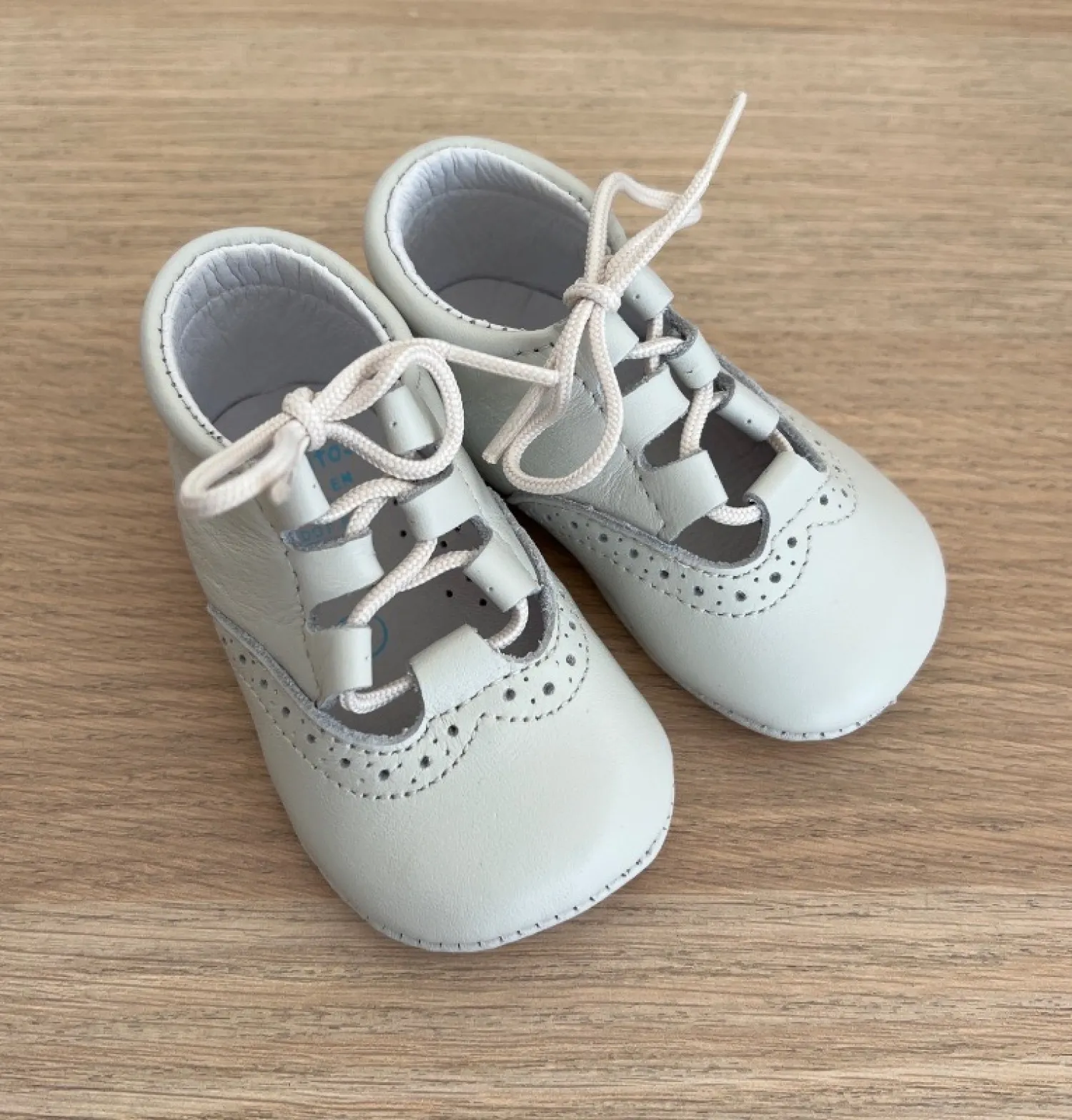Inglesito para niño color beige. Bautizo o vestir