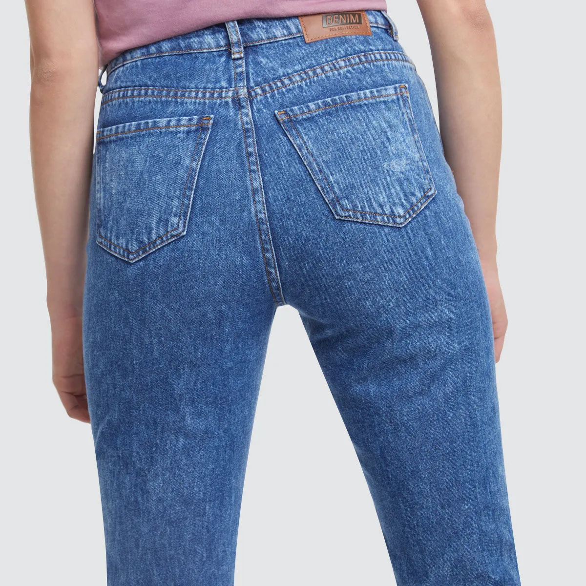 Jean Mom Con Desgaste Lateral
