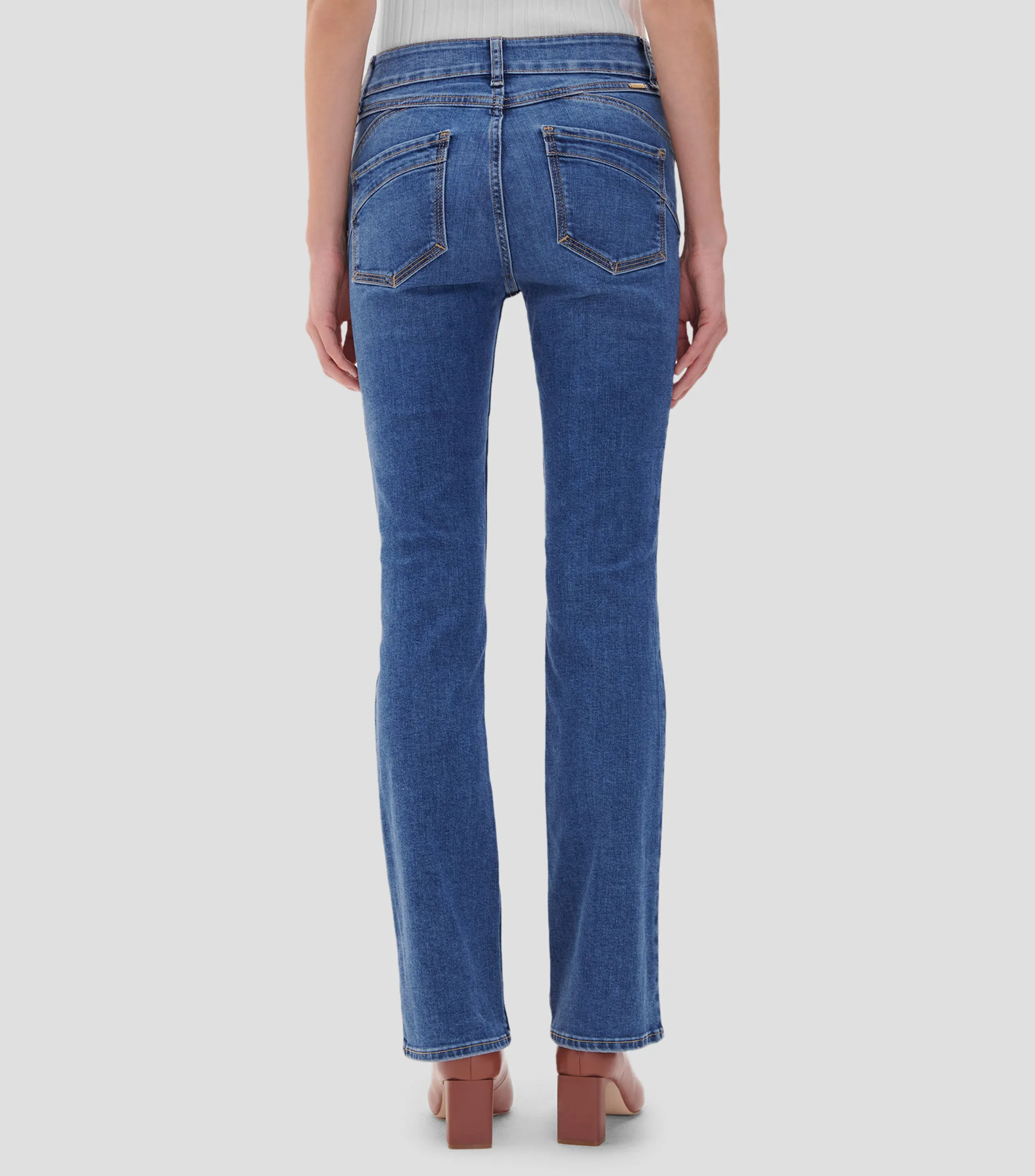 Julio Jeans Acampanado Tiro Medio Mujer