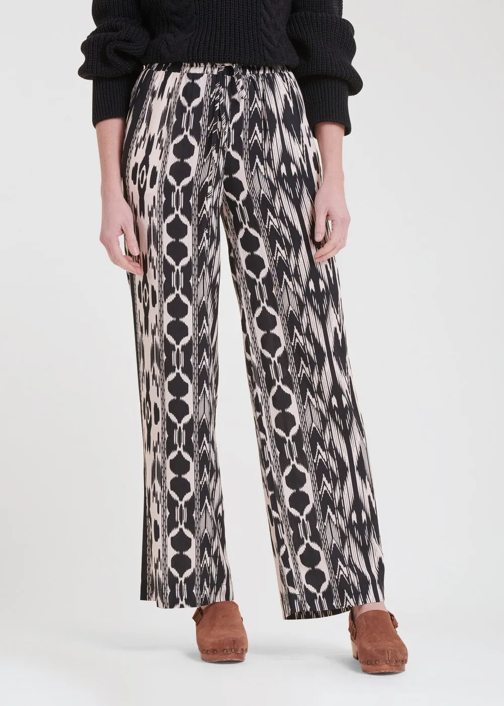 LA FEE MARABOUTEE Pantalón recto estampado de talle alto en negro