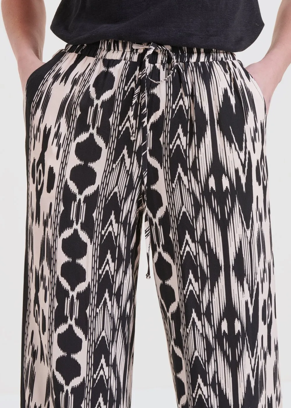 LA FEE MARABOUTEE Pantalón recto estampado de talle alto en negro