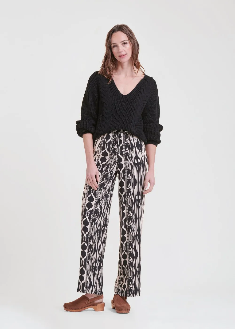 LA FEE MARABOUTEE Pantalón recto estampado de talle alto en negro