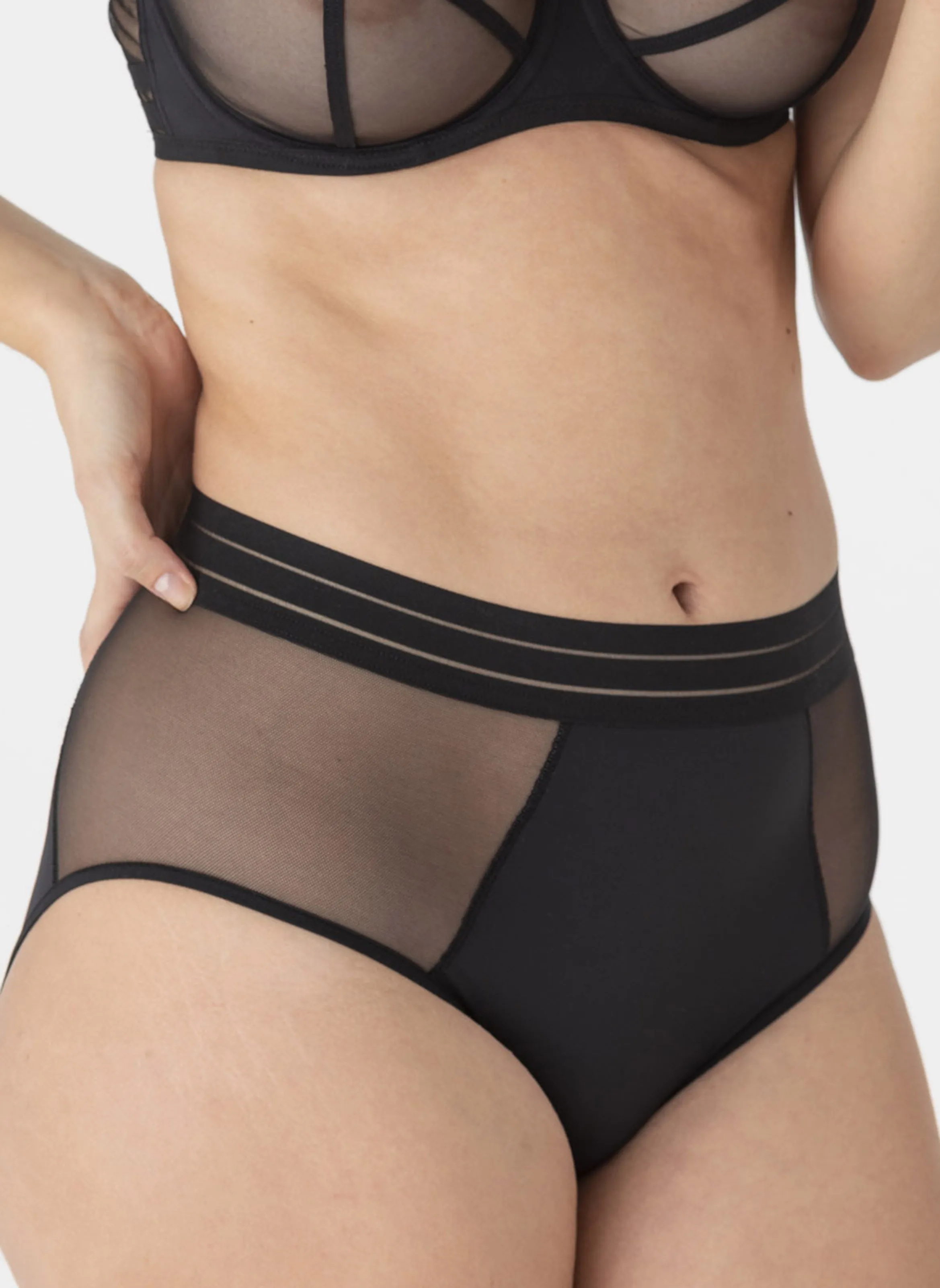 MAISON LEJABY NUFIT  BRAGUITA DE MICROFIBRA DE TALLE ALTO EN NEGRO
