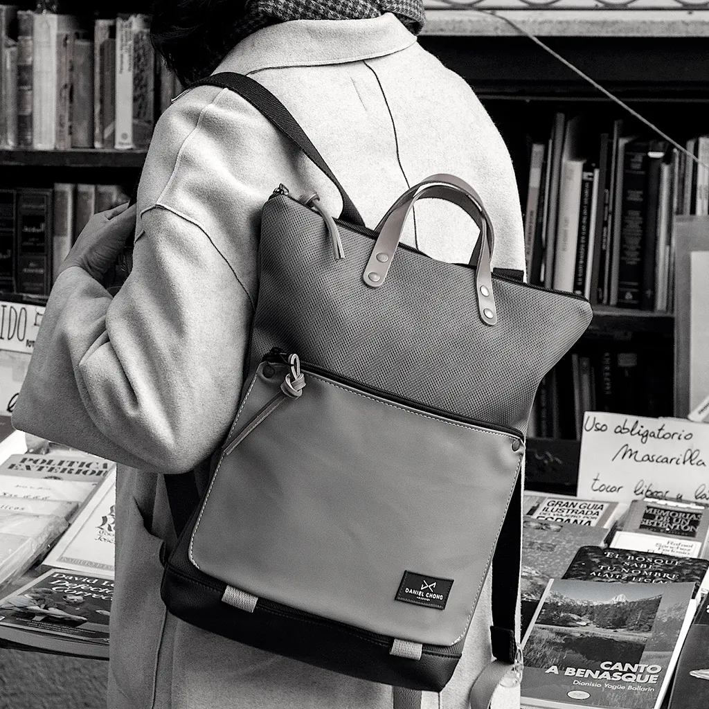 Mochila book holder impermeable Ilustrada by Daniel Chong dz