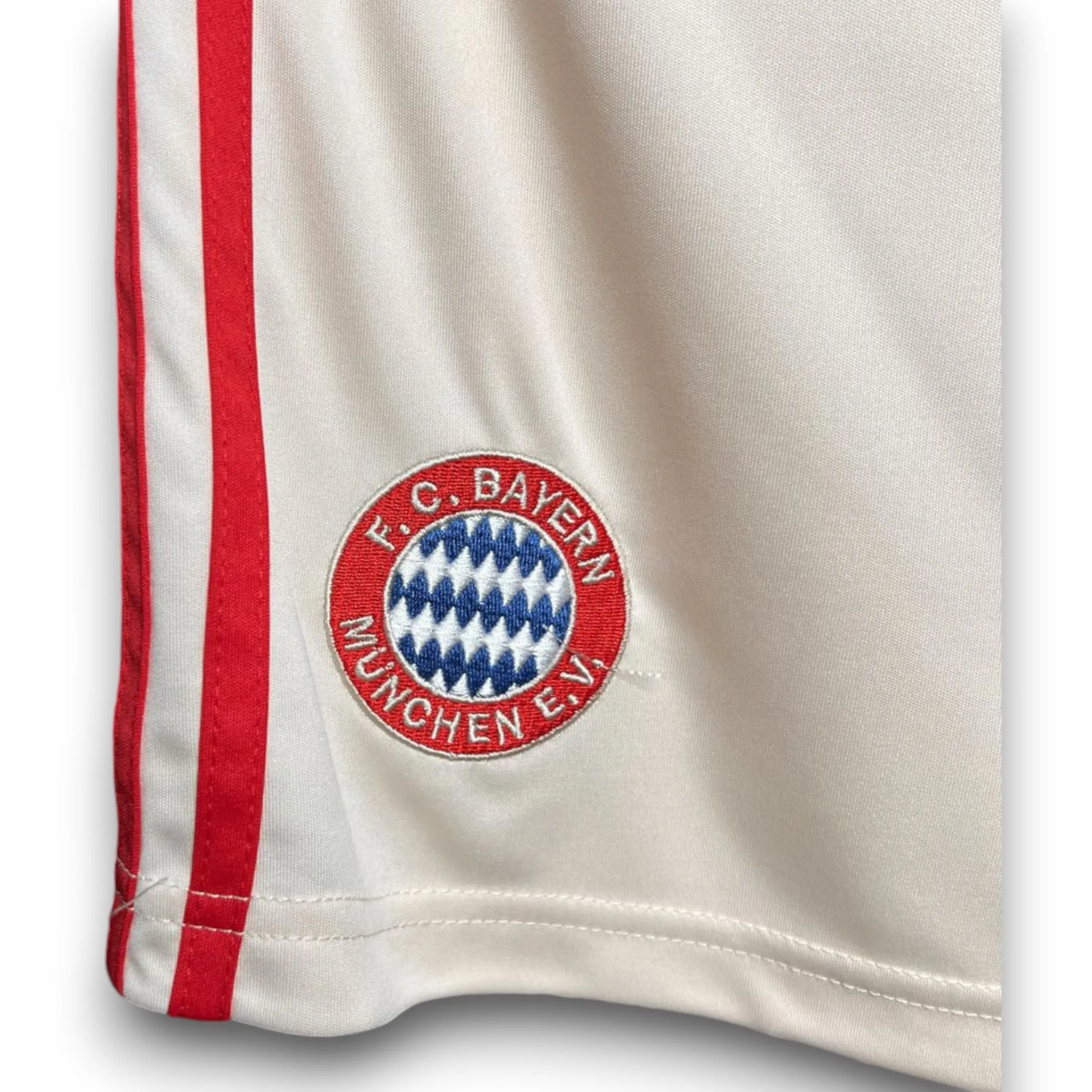 PANTALóN CORTO BAYERN MUNICH 20242025 ALTERNATIVA