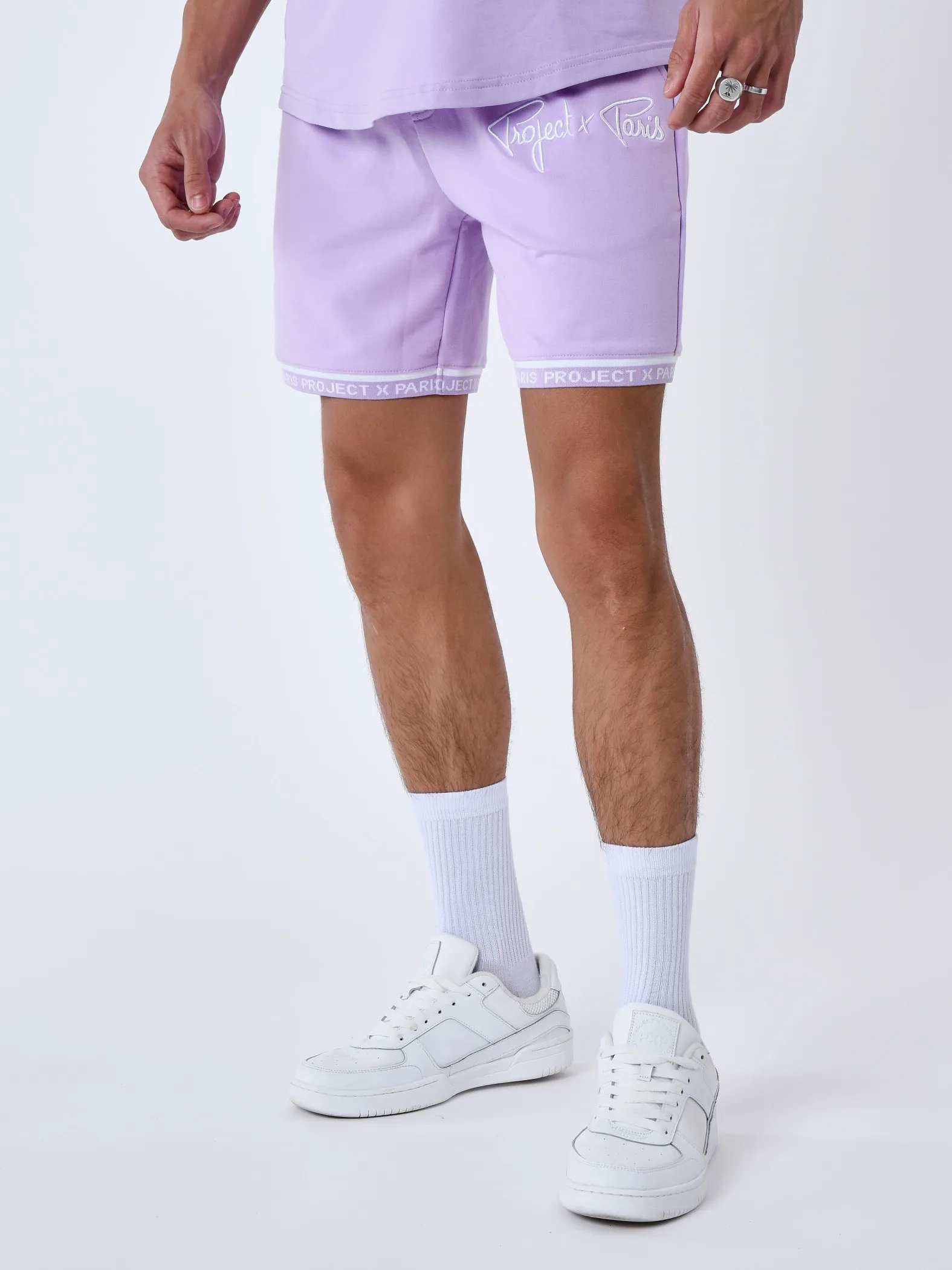 Pantalón corto con logotipo bordado