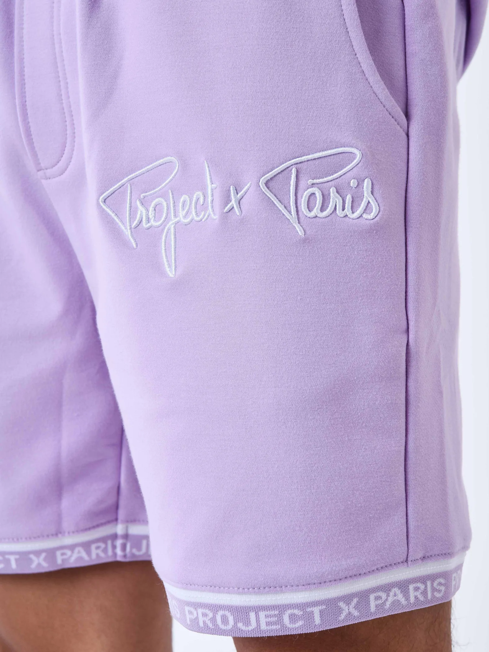 Pantalón corto con logotipo bordado