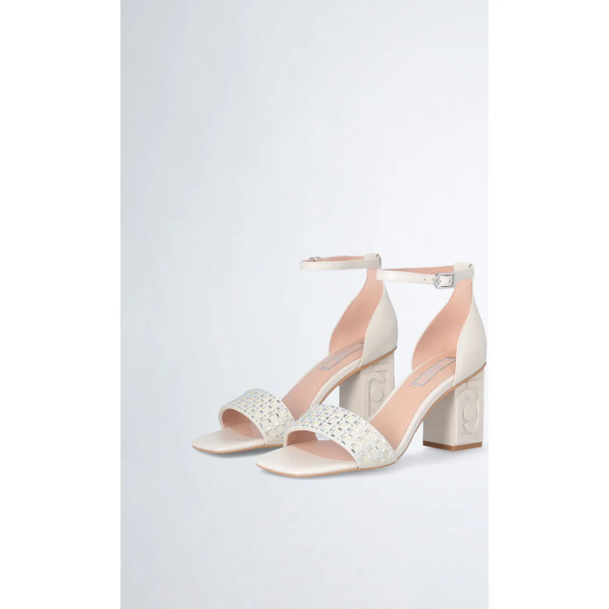 Sandalias blancas con tira decorativa