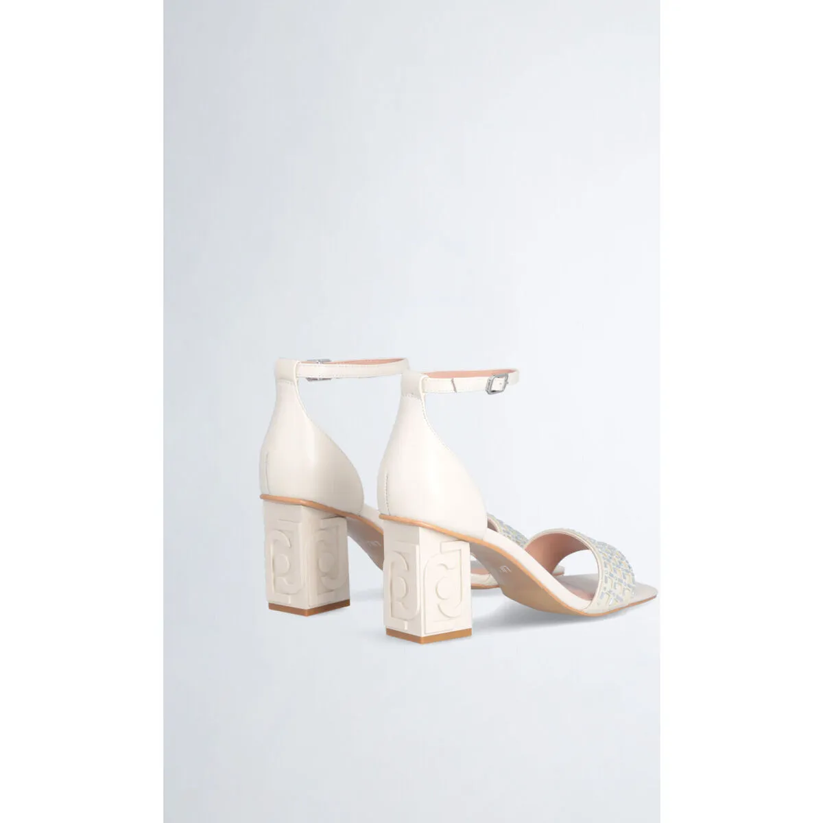 Sandalias blancas con tira decorativa