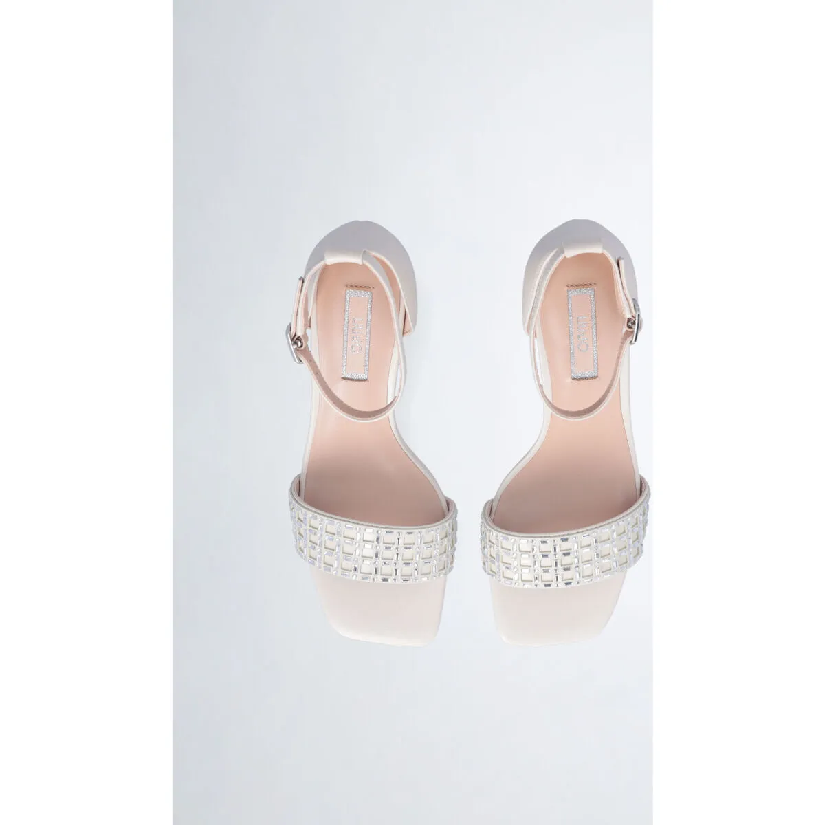 Sandalias blancas con tira decorativa