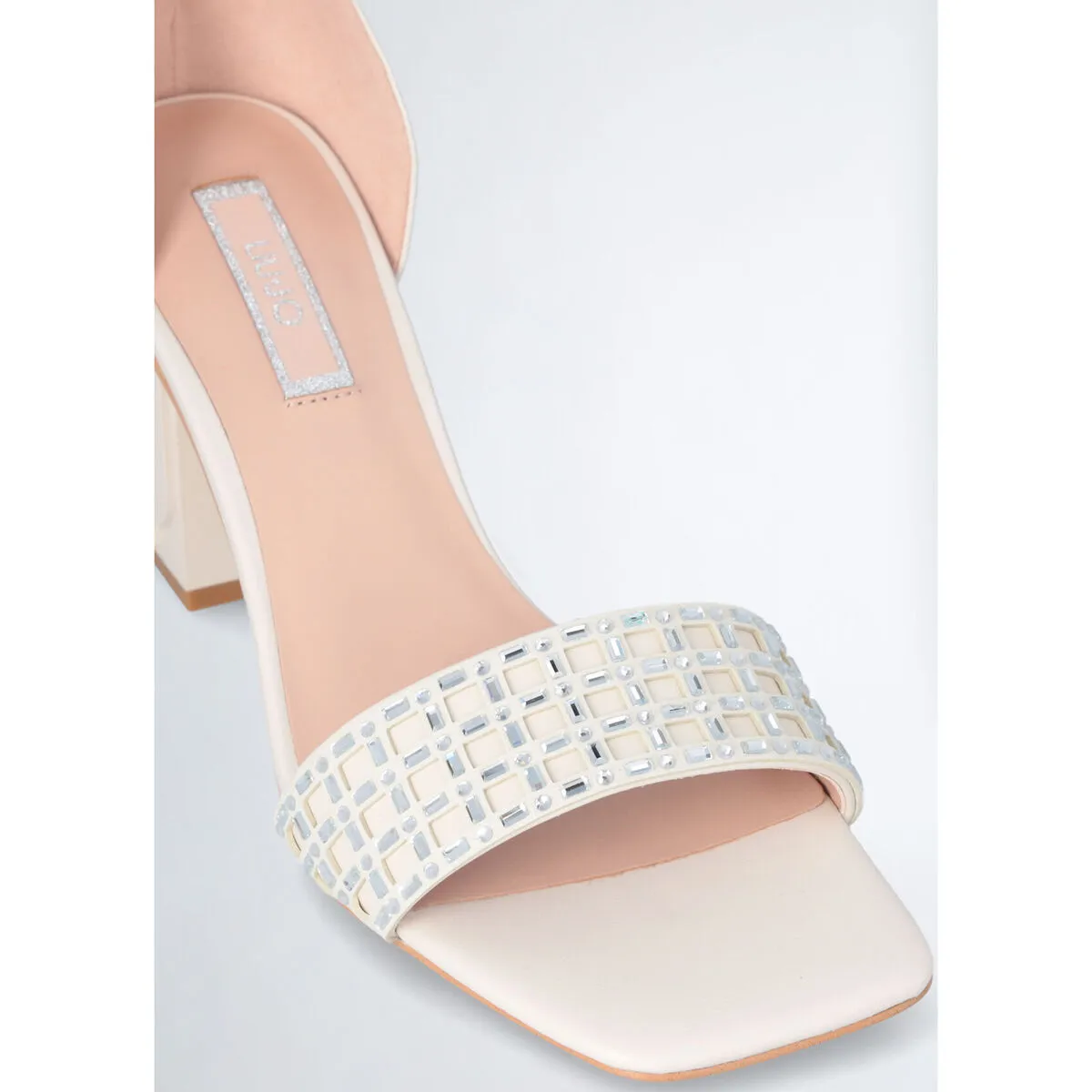 Sandalias blancas con tira decorativa