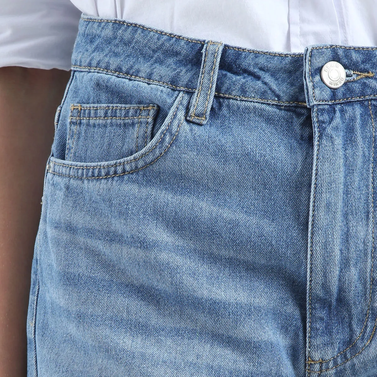 Short En Denim Con Desgastes