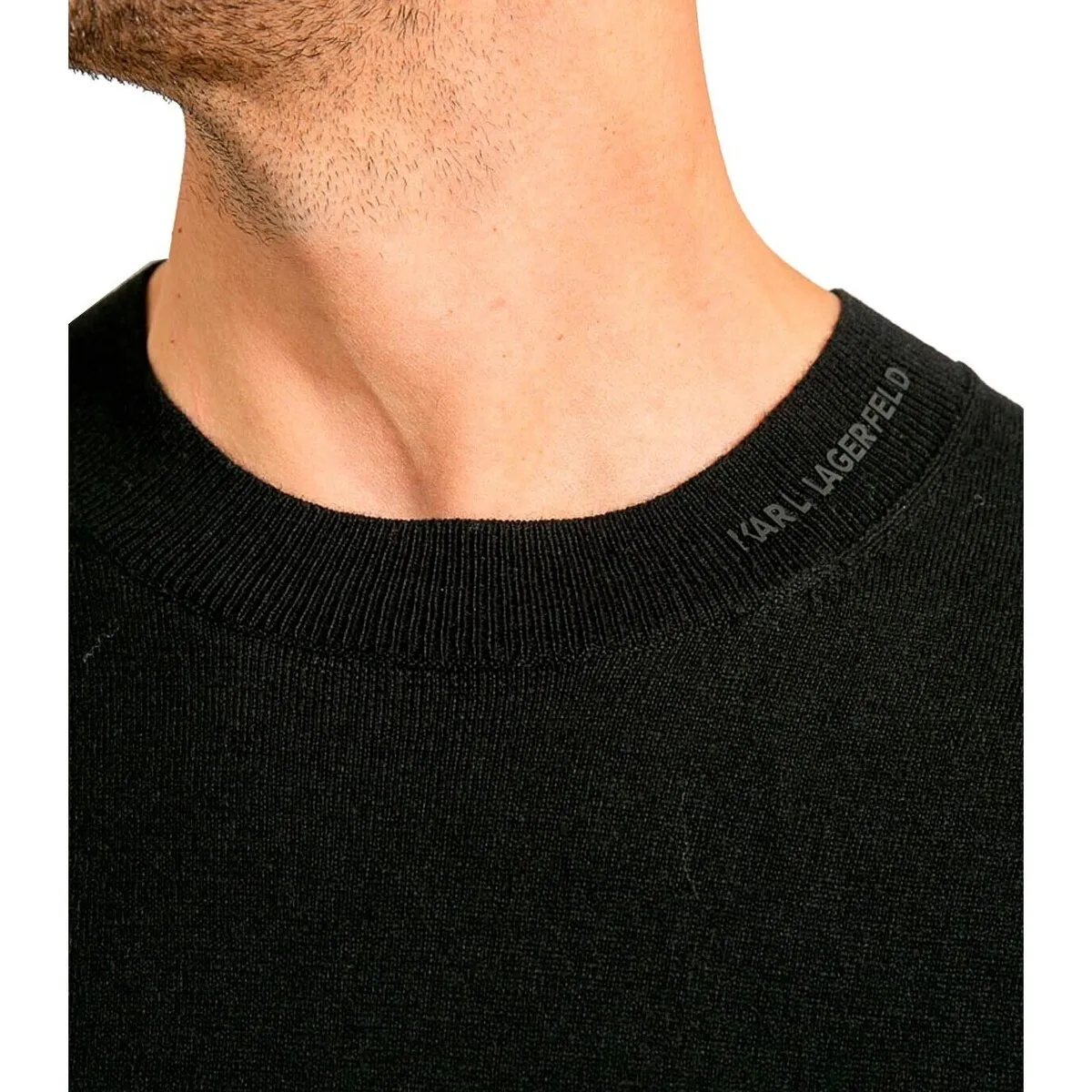  SUDADERA CON LOGO EN EL CUELLO
