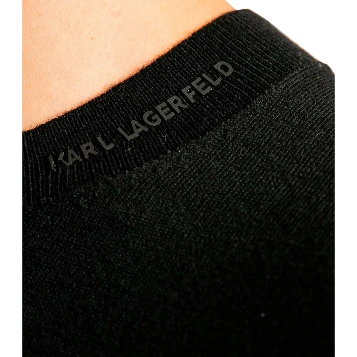  SUDADERA CON LOGO EN EL CUELLO