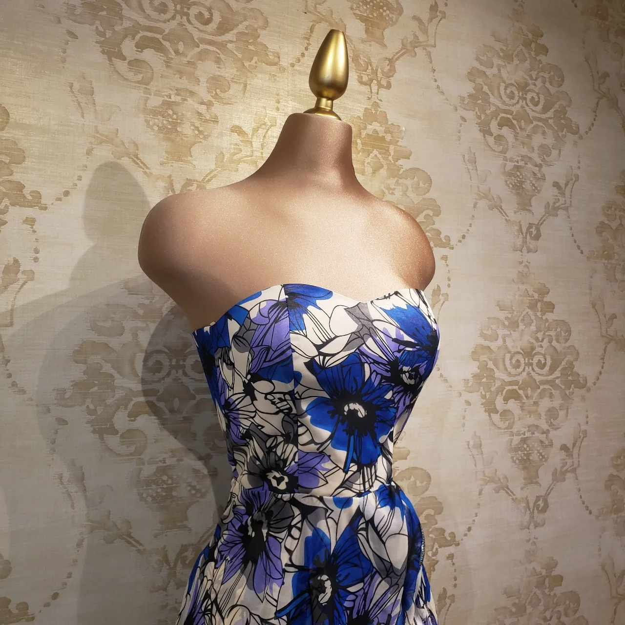Vestido Azul Largo con Estampado Blanco de Flores