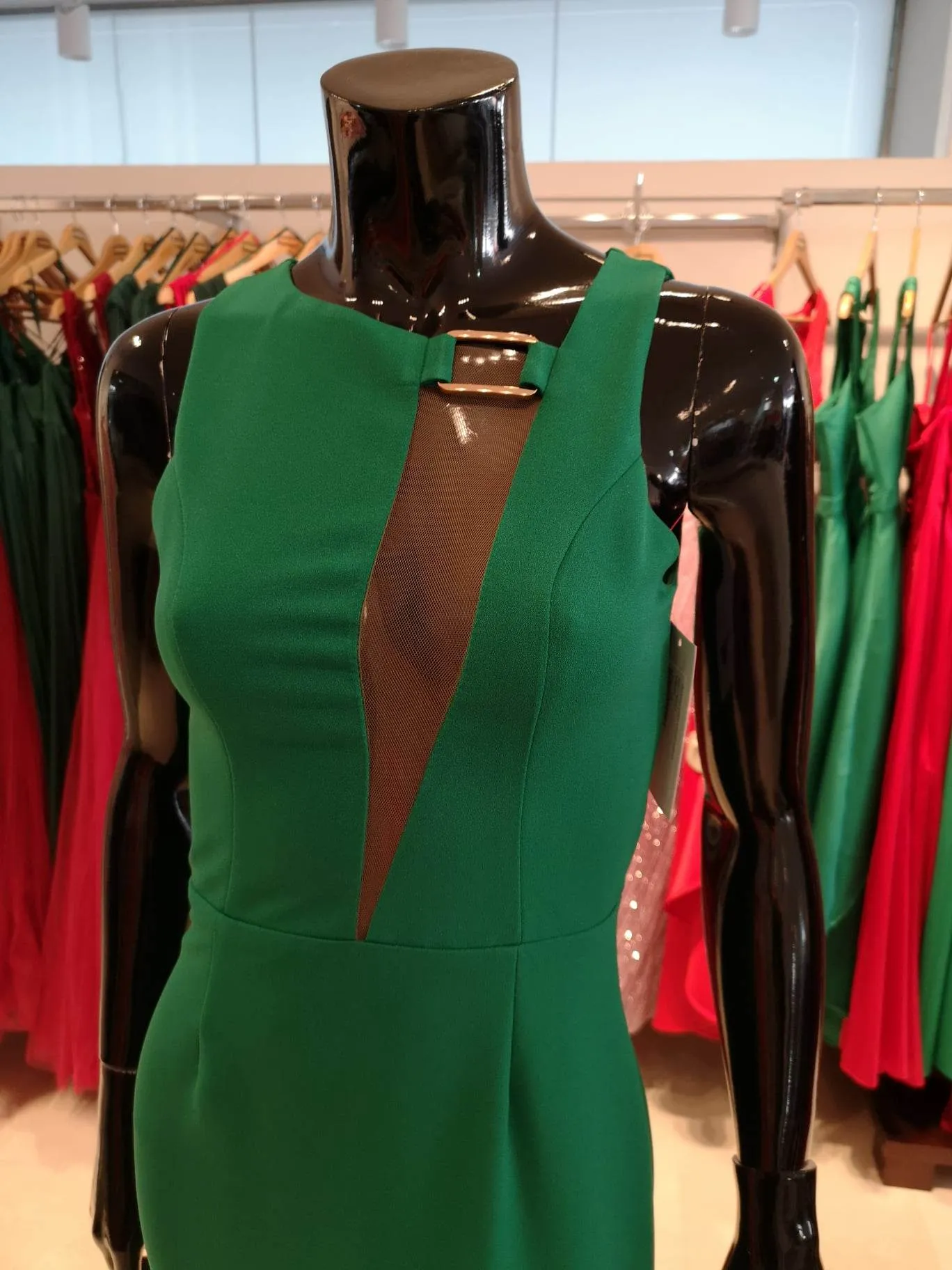 Vestido largo con transparencia en el escote