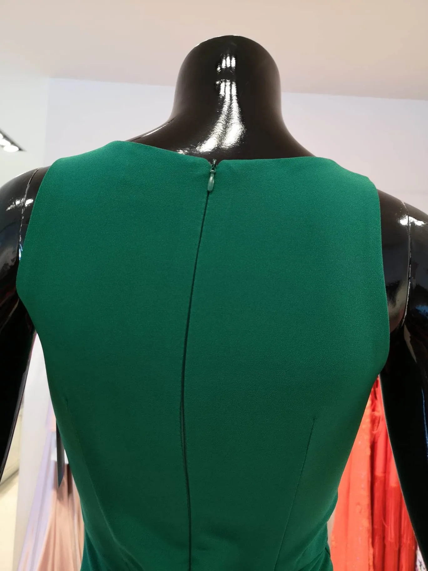 Vestido largo con transparencia en el escote