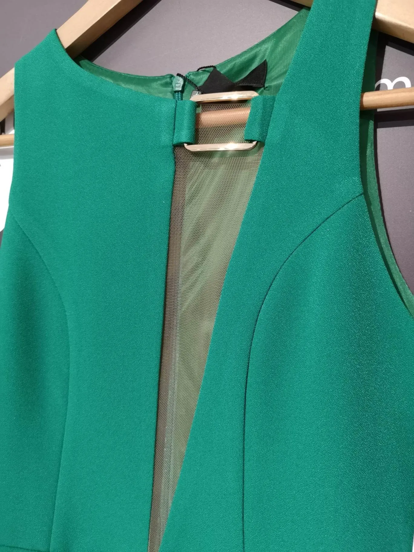 Vestido largo con transparencia en el escote