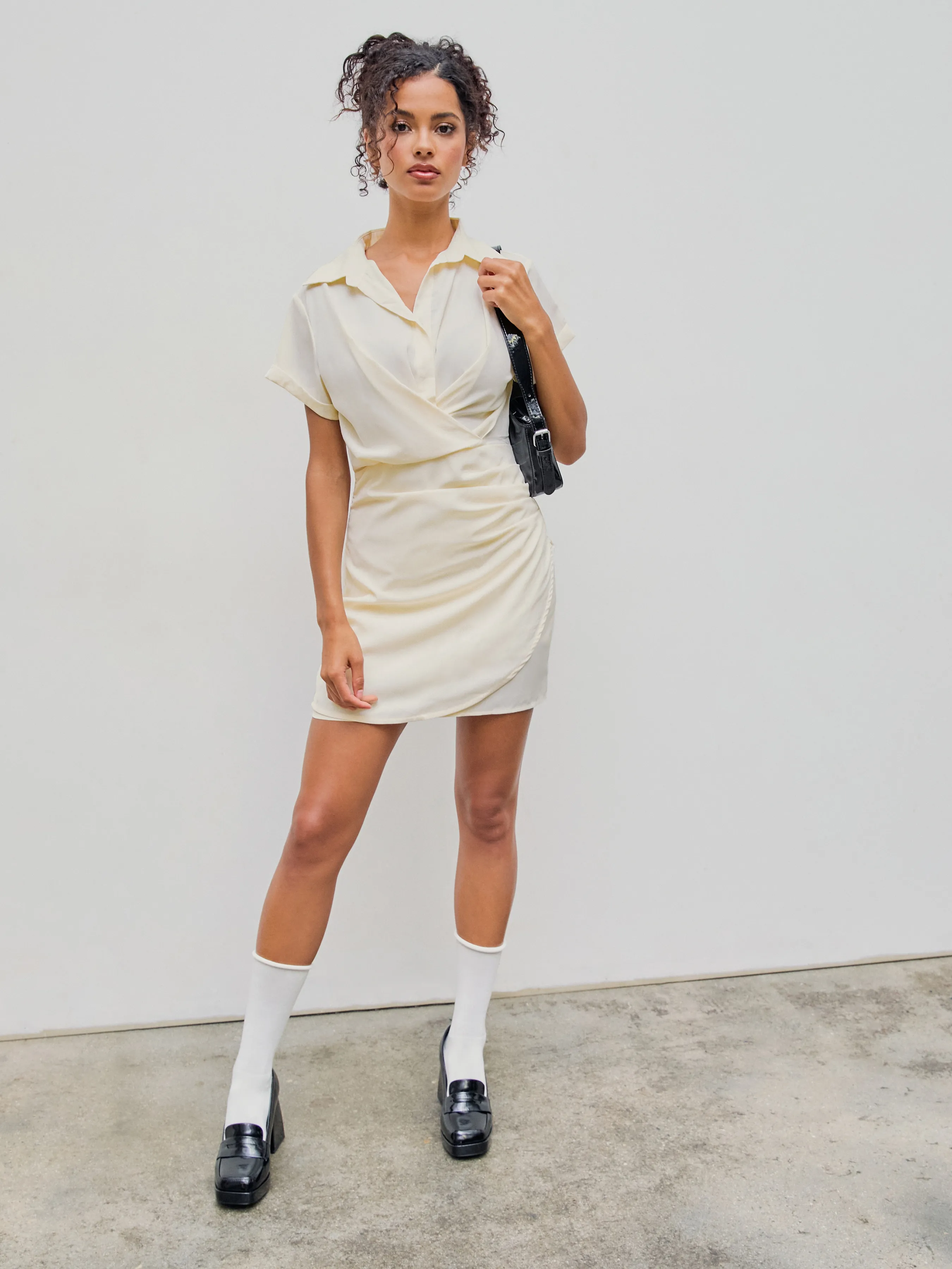  Vestido Mini con Hebilla de Envoltura de Collar