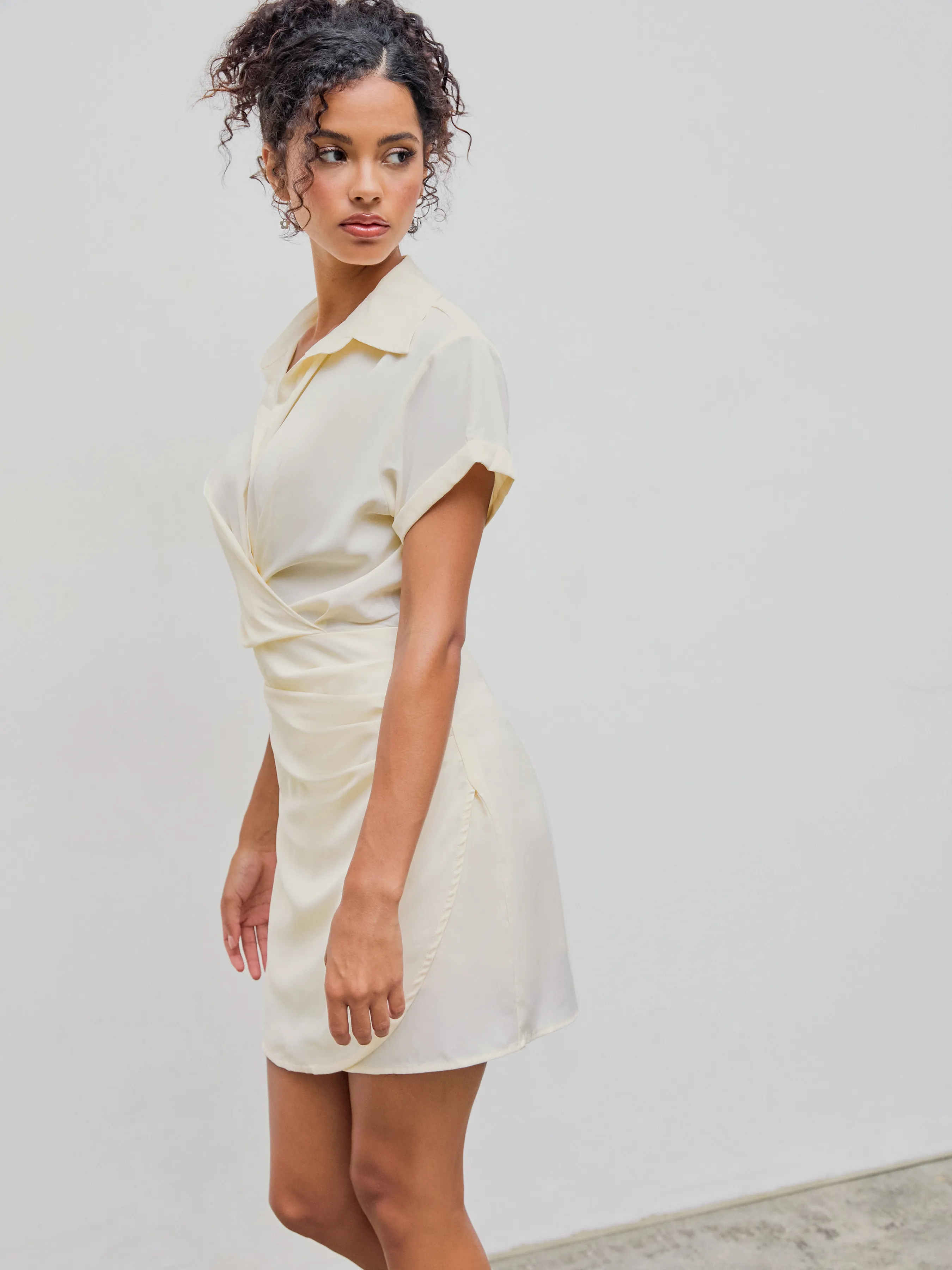  Vestido Mini con Hebilla de Envoltura de Collar