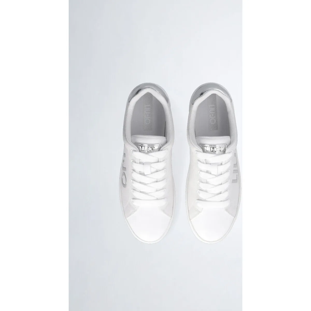 Zapatillas con brillo y logotipo grande